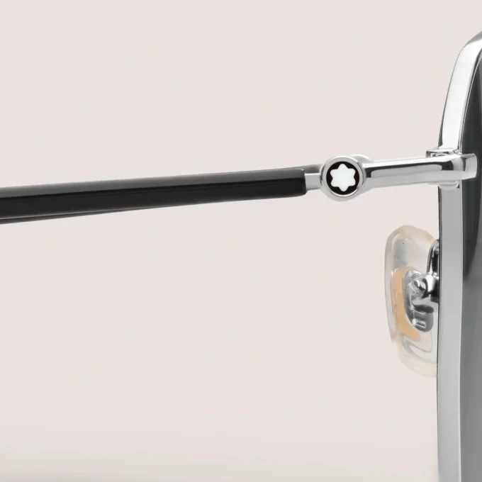 Occhiali da sole squadrati con montatura in metallo color argento Occhiali da sole squadrati con montatura in metallo color argento