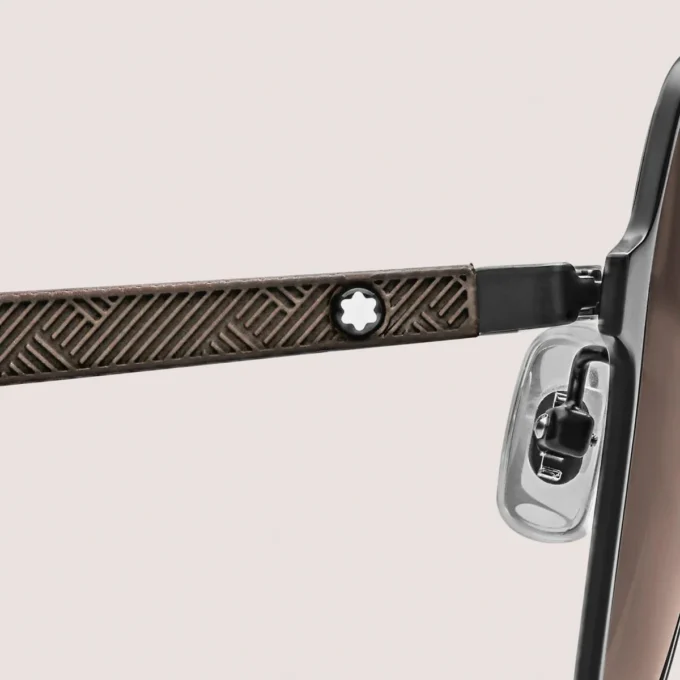 Occhiali da sole squadrati con montatura in metallo nero