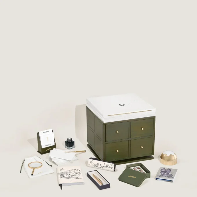 Set Happy Holiday 2025